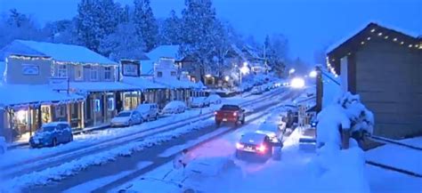 Nieve Y Reaperturas Llevan A Ciudadanos A Visitar Julian California