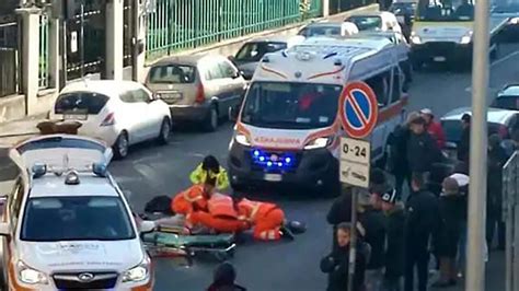 Fuorigrotta Spari In Strada Colpita Una Donna Si Indaga