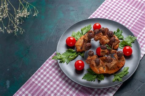 Vista Superior De Rebanadas De Carne Frita Con Verduras Y Tomates