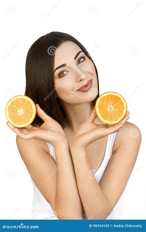 Retrato De La Mujer Sana Con Dos Mitades De La Naranja En Manos En El