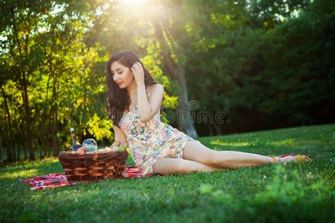 Mujer Sexy Morena En Frazada De Picnic En El Parque Foto De Archivo Imagen De Verde Alimento