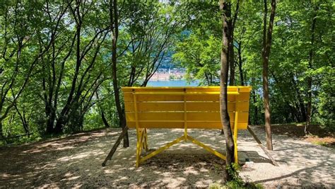 Panchina Gigante sul Lago di Garda la Big Bench gialla Viaggia di più