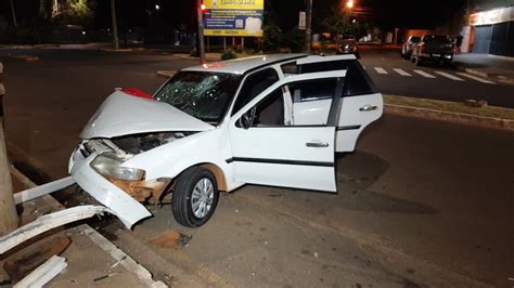 Motorista B Bado Bate Carro Em Poste E Pai E Filha De Anos Que