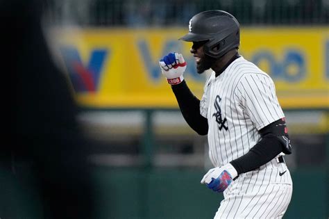 White Sox OF Luis Robert Jr. leaves game with hip flexor injury - World ...