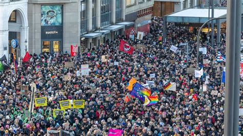 Demo In Hamburg Abgebrochen 50000 Menschen Vor Ort