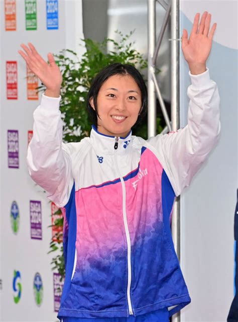 成年女子100メートル平泳ぎで優勝し、声援に応える鈴木聡美（撮影・軸丸雅訓） パリ五輪出場の鈴木聡美、佐賀市の国スポで優勝 100㍍平泳ぎ