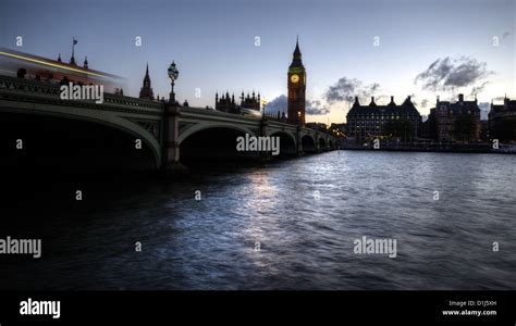 La Tamise Avec Le Pont De Westminster Et Big Ben Banque De