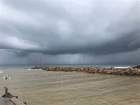 Maltempo Avvistate Trombe Marine Al Largo Di Nora