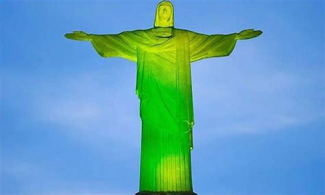 Monumentos Y Edificios De Todo El Mundo Se Iluminan Con Los Colores Del