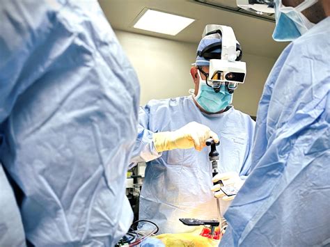 Dr Frank Phillips Is First In The World To Use Augmented Reality Surgical Guidance In Minimally