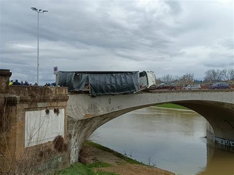 Firenze Camion Si Ribalta Su Ponte Alla Vittoria Traffico In Tilt E