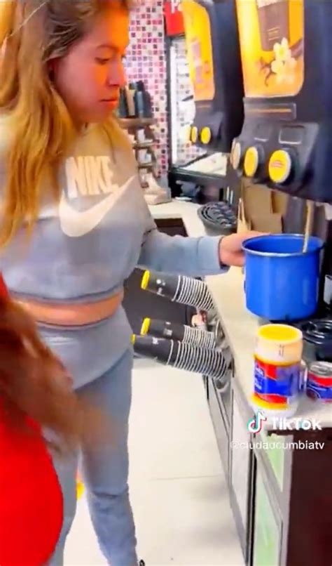 Una Mujer Lleva Una Olla Al Oxxo Para Servirse Caf La Llaman Lady