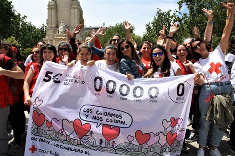 Madrid Inunda Sus Calles De Rojo En El Tradicional D Adeoro Cruz