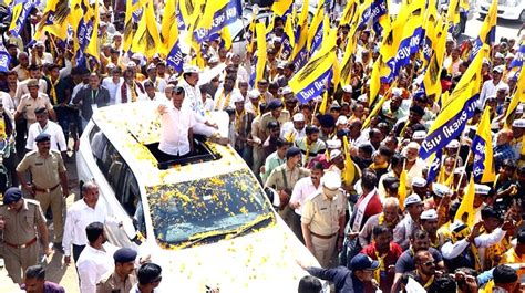 Dahod Delhi Cm And Aap National Convener Arvind Kejriwal During A Roadshow