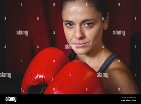 Confident Female Boxer Performing Boxing Stance Stock Photo Alamy