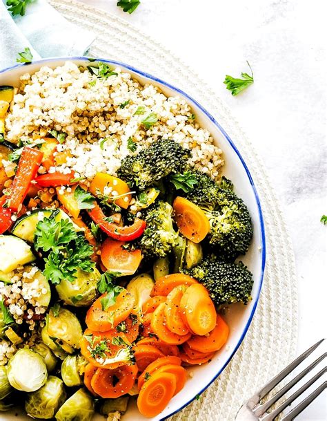 Quinoa Salat mit Rosenkohl an Brokkoli und Möhrchen Veganes Rezept