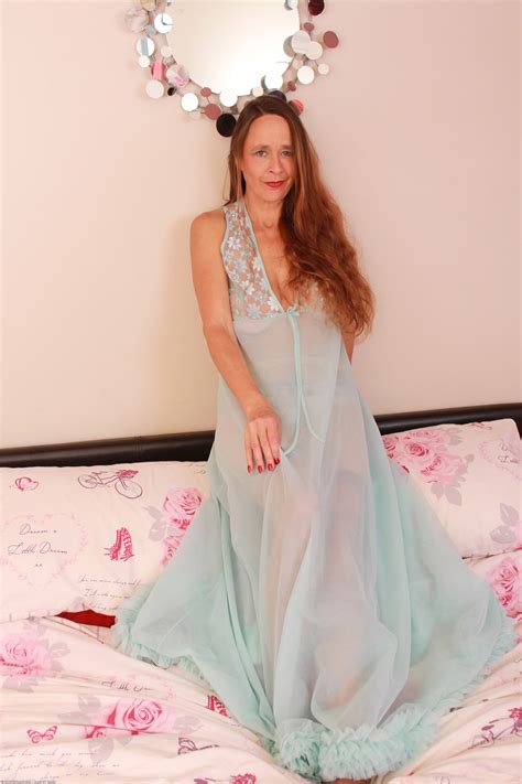 Sexy Mature Lady Josie Posie Shows Her Juicy Tits And Her Hairy Pussy NakedPics