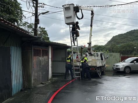 尷尬了！路燈修一半卡空中 吊臂油壓故障還「漏油20公尺」 Ettoday社會新聞 Ettoday新聞雲