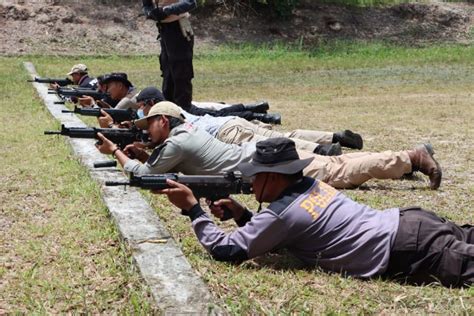 Personel Polresta Palangka Raya Tingkatkan Kemampuan Menembak ANTARA