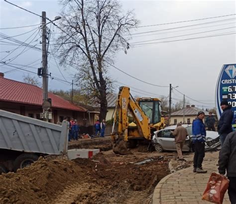 FOTO Ciocnire între un camion un buldoexcavator și două mașini pe o