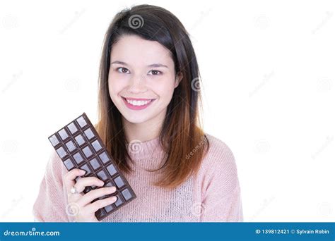 Belle Adolescente De Sourire Mangeant Du Chocolat Sur Le Fond Blanc