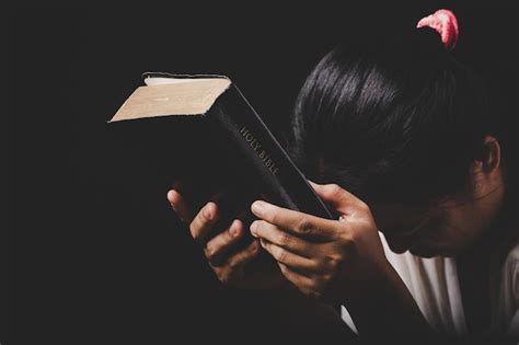 La Mano De La Mujer Cristiana En La Sagrada Biblia Es Orar Y Adorar