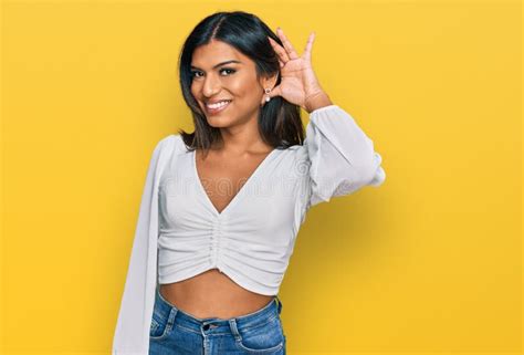 Joven Transexual Latina Con Ropa Casual Sonriendo Con La Mano Sobre La Oreja Escuchando Un Rumor