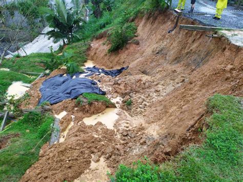 Deslizamento De Terra Derruba Postes E Interdita Rua Em Botuver