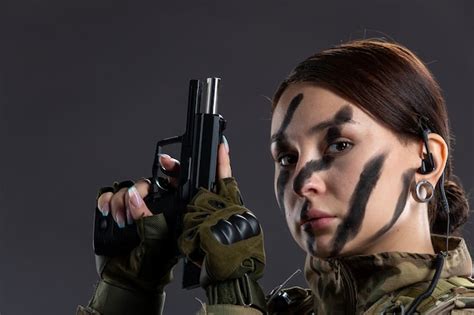 Portrait De Femme Soldat En Uniforme Militaire Avec Arme à Feu Sur Le