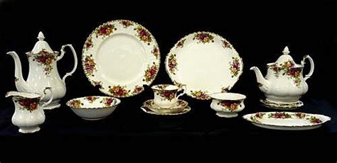 Lot Royal Albert Old Country Roses Dinner Set