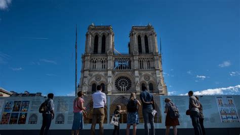 Notre Dame De Paris Le Parvis Ferm Provisoirement En Raison De La