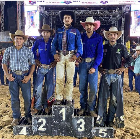 Vídeo peão de Camapuã é campeão de rodeio em SP e fatura R 10 mil