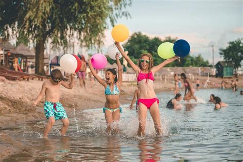 Los Ni Os Felices Saltan Y Divirti Ndose Con Los Globos En El Agua En