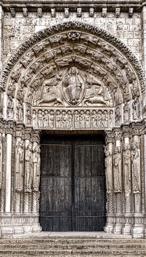 Portail D entrée D église Et Cathédrale Gothique De Portes Image stock