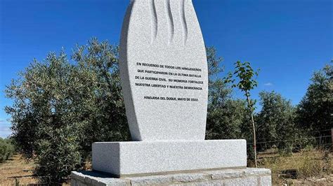 El Ayuntamiento De Hinojosa Del Duque Inaugura Un Monumento En Recuerdo