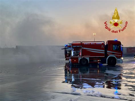 Paura Al Porto Di Catania Fiamme Su Un Rimorchiatore In Attesa Dell