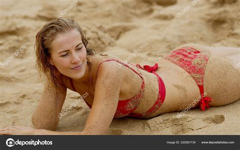 Sexy Frau Bikini Sandstrand Meer Liegend Stockfotografie Lizenzfreie