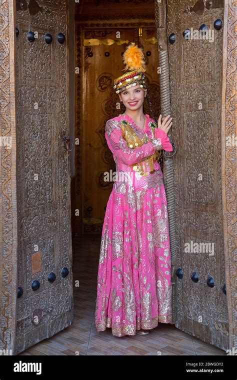 Uzbekistan woman hi-res stock photography and images - Alamy