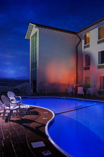 The outdoor pool at the Savannah House Hotel in Branson, Mo. http ...