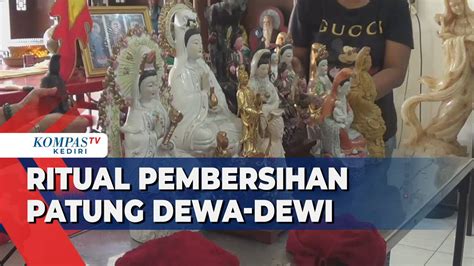 Jelang Imlek Umat Konghucu Gelar Ritual Pembersihan Patung Dewa Dewi