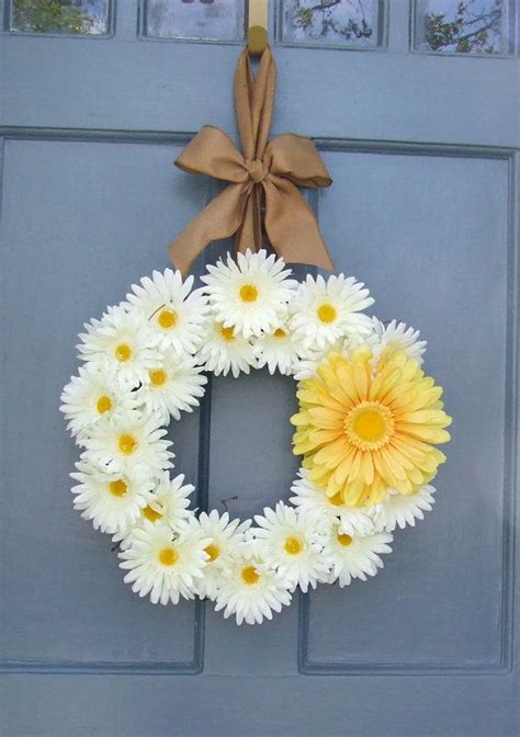 White And Yellow Daisy Wreath Etsy Spring Wreath Wreaths Diy Wreath