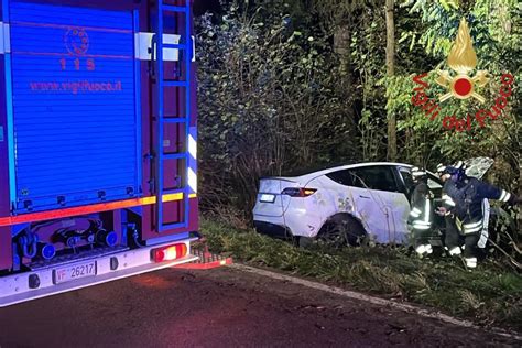 Oltrona Di San Mamette Finisce Fuori Strada Con La Tesla Prima Como