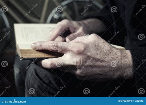 Het Boek Van De Mensenlezing Stock Foto Image Of Geloof Levensstijl