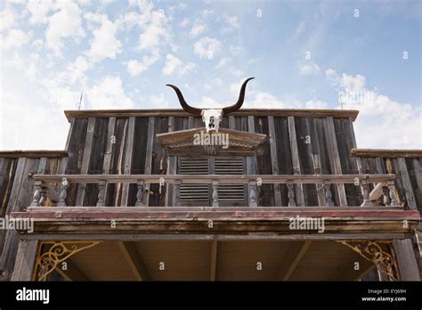 El Cráneo De Una Vaca De Texas Longhorn Cuelga Sobre Una Vía De Entrada