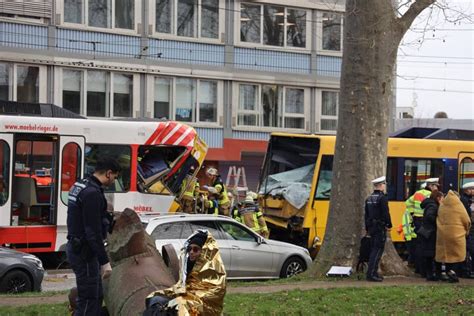 Unfall In Stuttgart Stadtbahnen Krachen Frontal Zusammen Mehrere