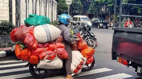 Foto Ini Cara Bawa Barang Di Motor Agar Tak Ditilang