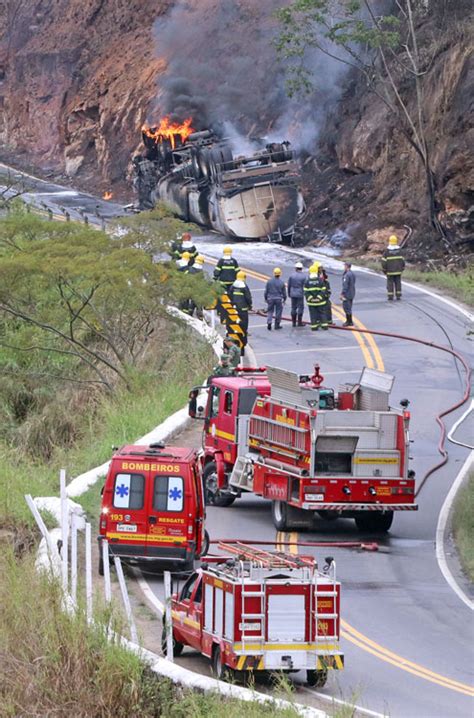 Carreta Pega Fogo E Interdita Br Pr Ximo A Marmelos