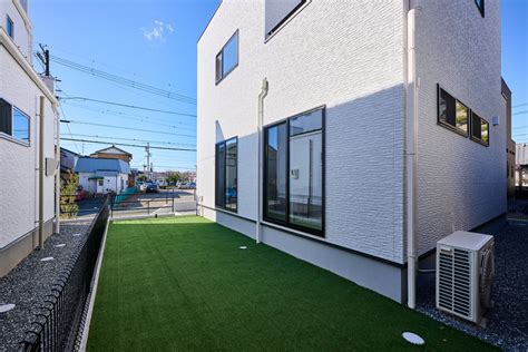 白い外壁に木目調のアクセントがある家 浜松市の新築一戸建て・建売・分譲住宅【アルハウス】