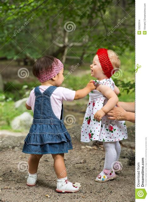 Deux Filles Adorables An Denfant Jouant Sur La Nature Photo Stock