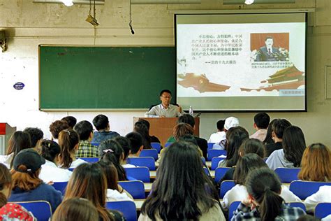 副校长朱成利为美术学院本科生讲授“形势与政策”课 美术学院